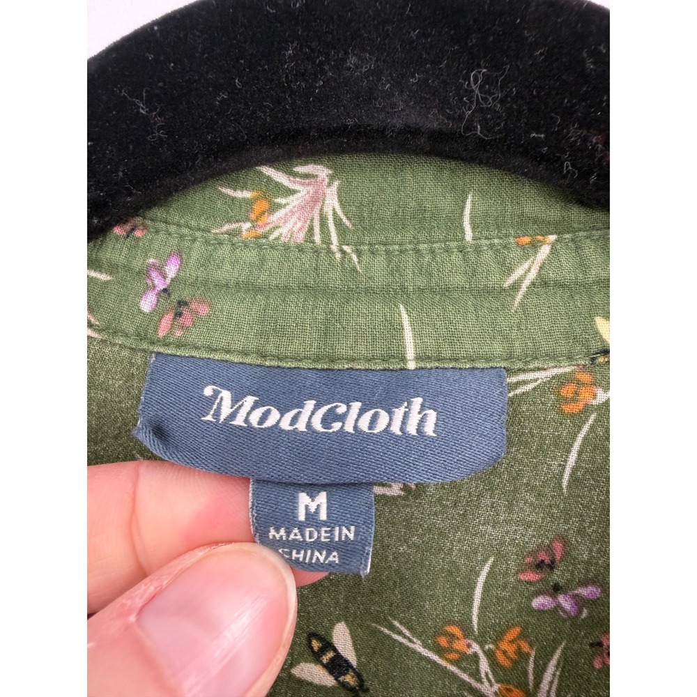 ModCloth Oxford Shirt Womens M Green Bee Print Cotton Button Down Top Roll Tab - Picture 3 of 9